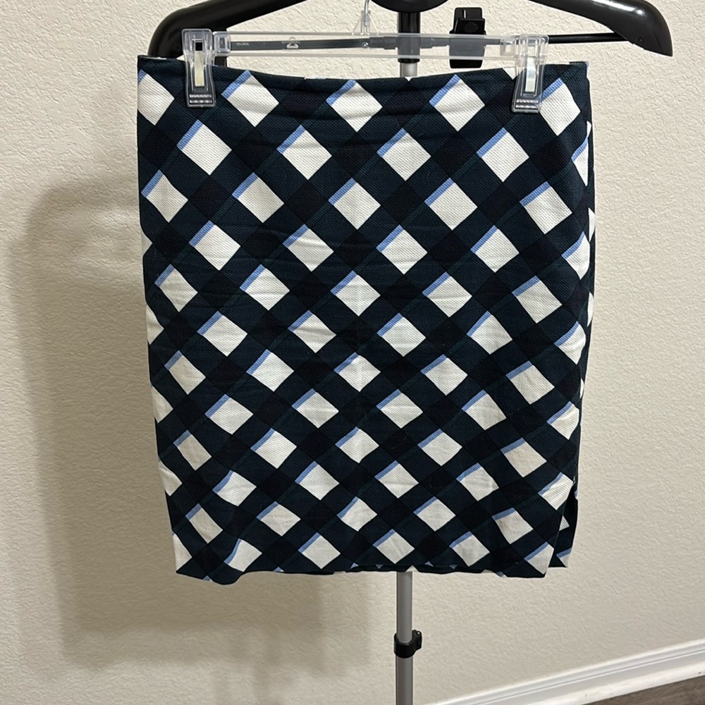 Skirt great for work or date night!